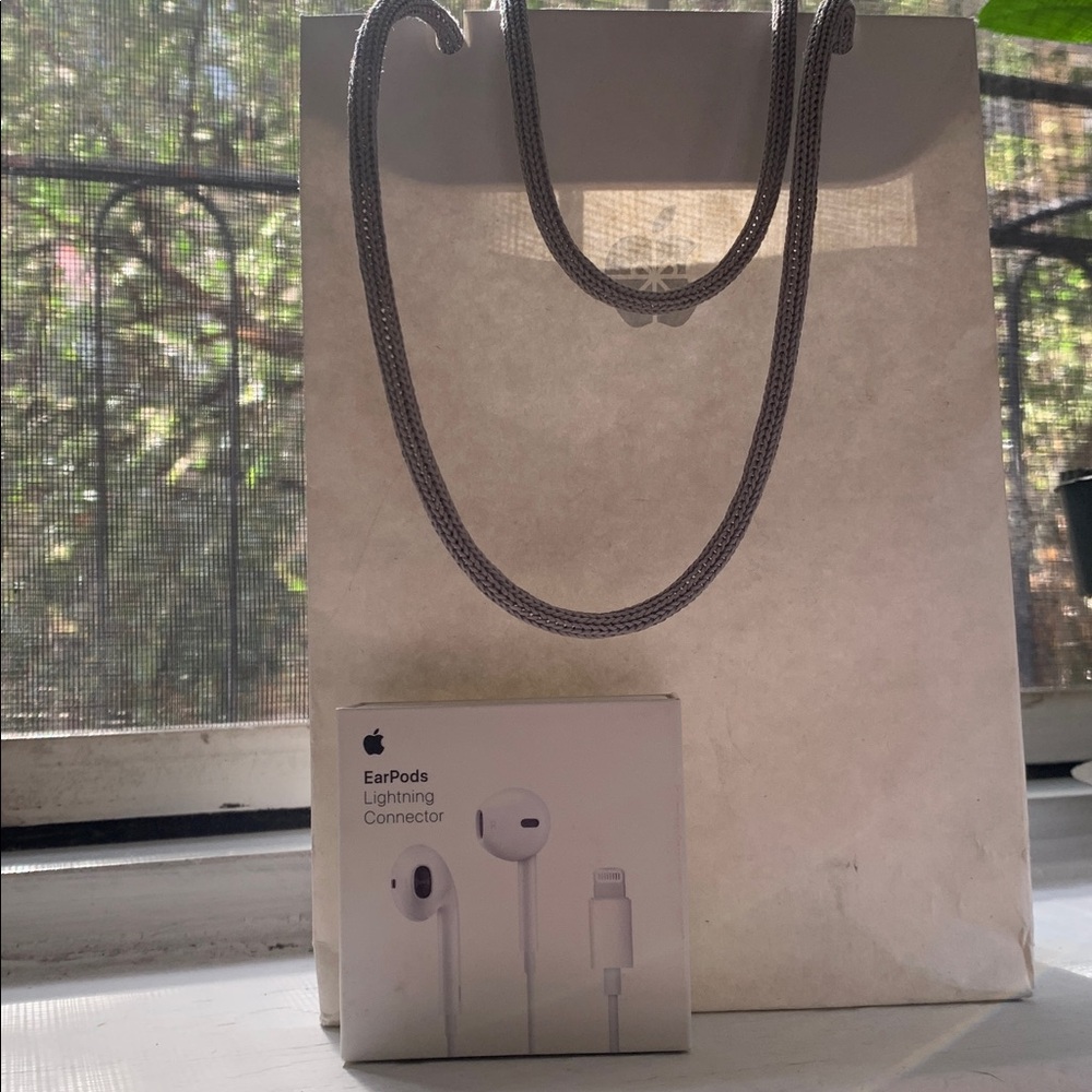 Apple EarPods with Lightning Connector - White